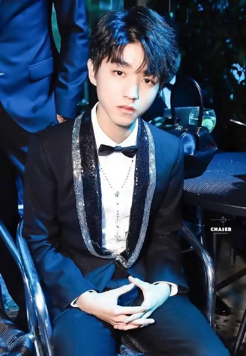 有网友称王俊凯站姐p图忘记给王俊凯p小肚子……随后王俊凯粉丝解释