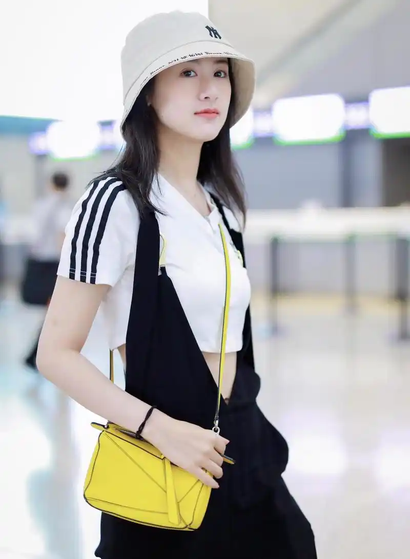 原创袁冰妍果然是时髦女神穿短t恤搭配黑色背带裤洋气又性感