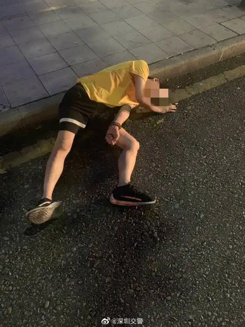醉酒男子凌晨横躺路边,铁骑与路人合力救助
