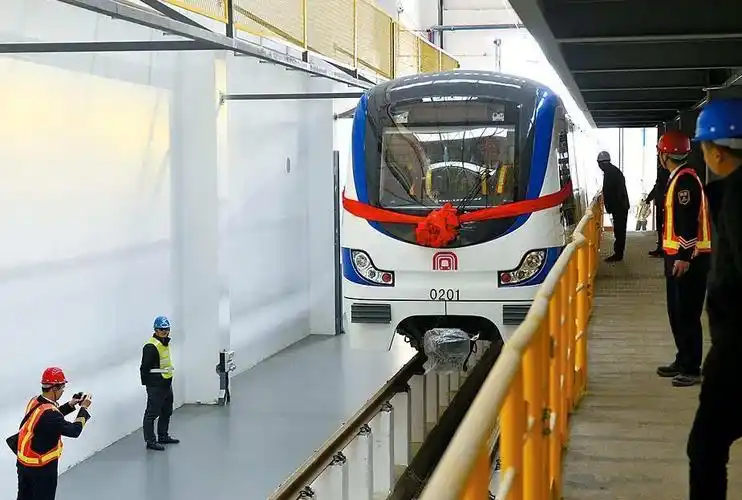 合肥地铁2号线首列车闪亮登场