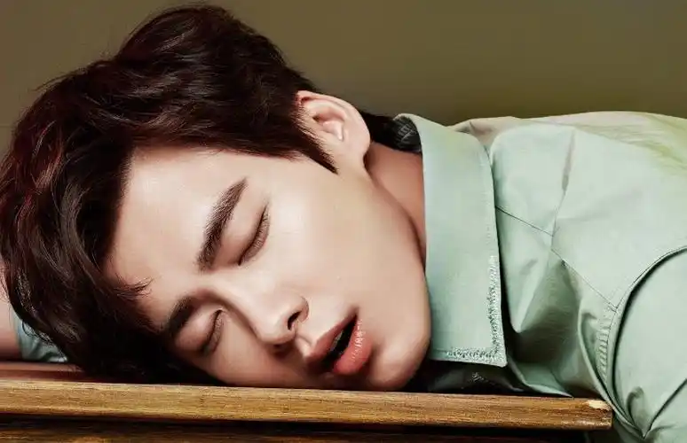 [李易峰][分享]150519 李易峰睿士新高新图 睡颜让人窒息