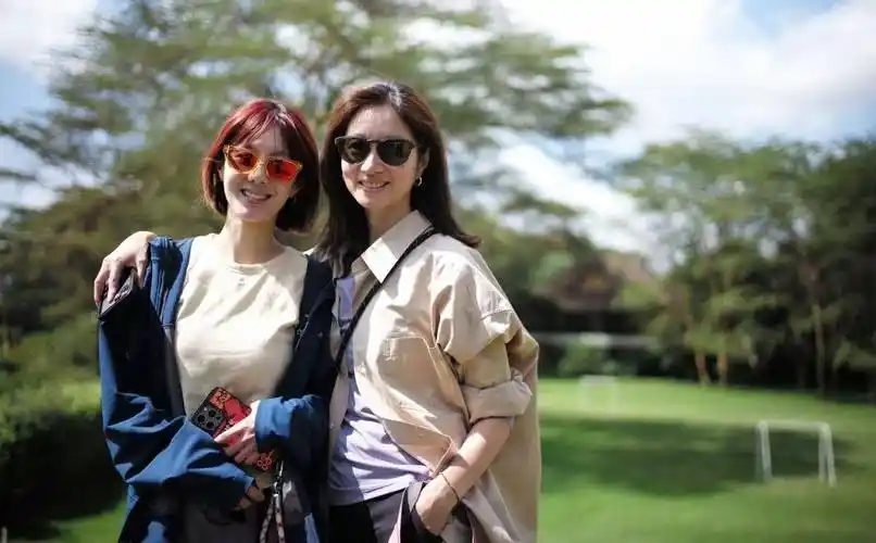 雷佳音一家日本旅游被偶遇,女儿这么大了,妻子身材高挑