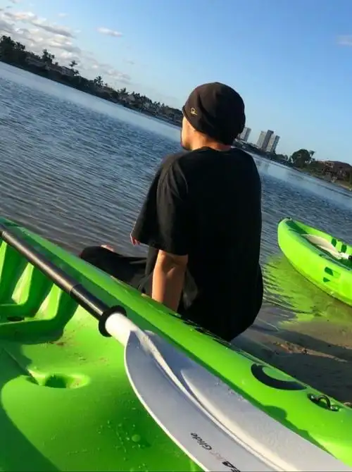 周杰伦黄金海岸与好友戏水 晒夫妻观焰火甜蜜背影