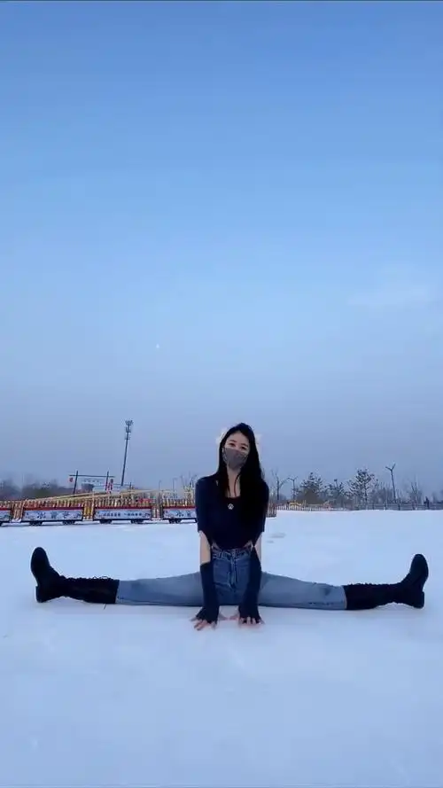 长发小姐姐在雪地里表演一字马,真是人美动作美