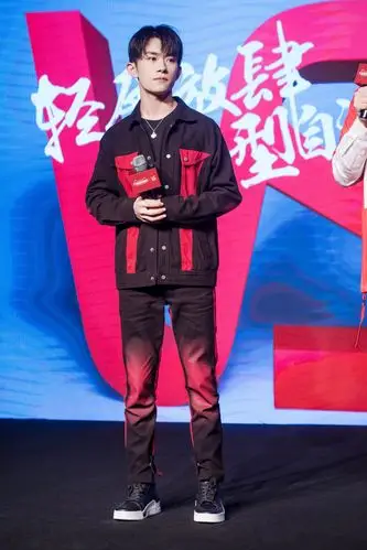 易烊千玺同款牛仔外套_易烊千玺同款衣服黑红拼色牛仔夹克秋季新款