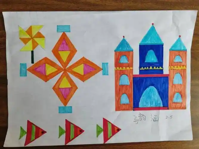 将剪纸与轴对称结合在一起,帮助同学们进一步加强对轴对称图形的认识