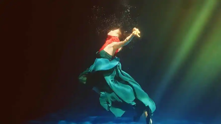 发一些水下中国舞蹈《祈》纯享版壁纸