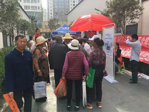 恰逢早集,刚刚布置好展位就吸引了大批群众.