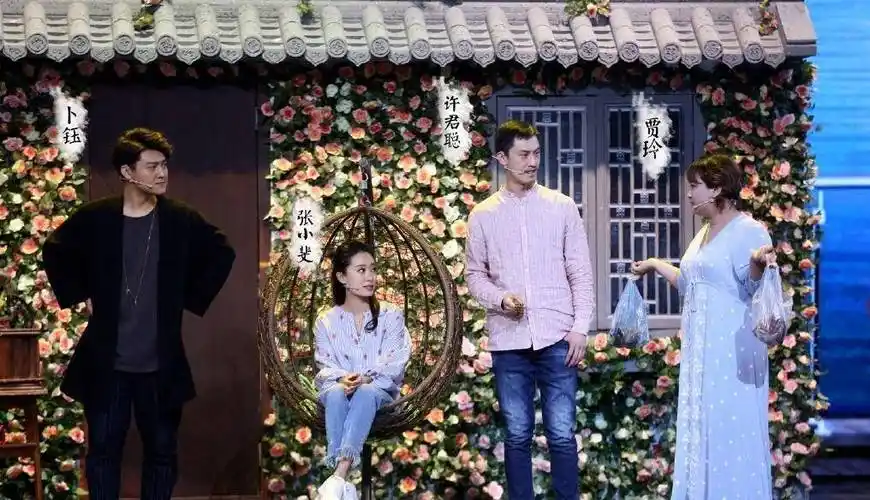 原创相亲女王张小斐穿牛仔裤勒出筷子腿身材好哪像34岁