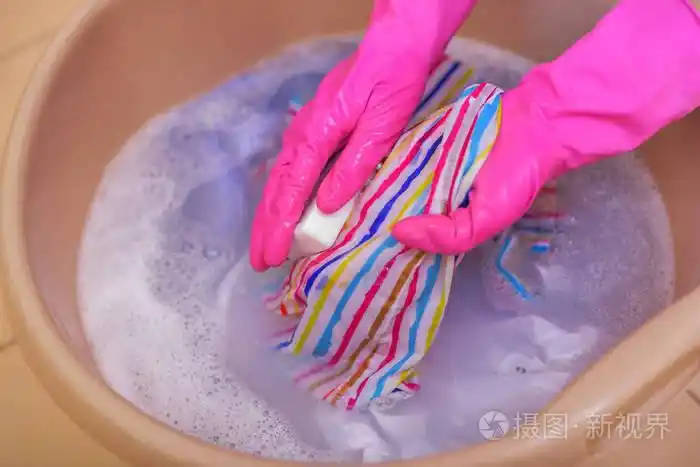 用肥皂洗衣服