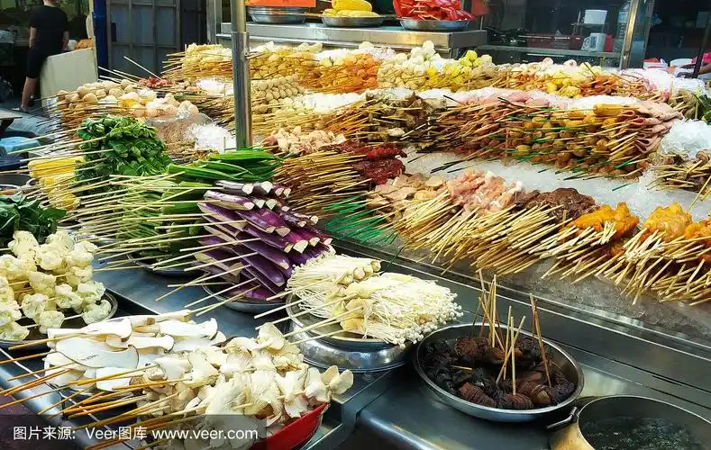 街边小贩市场的传统中国油炸小吃