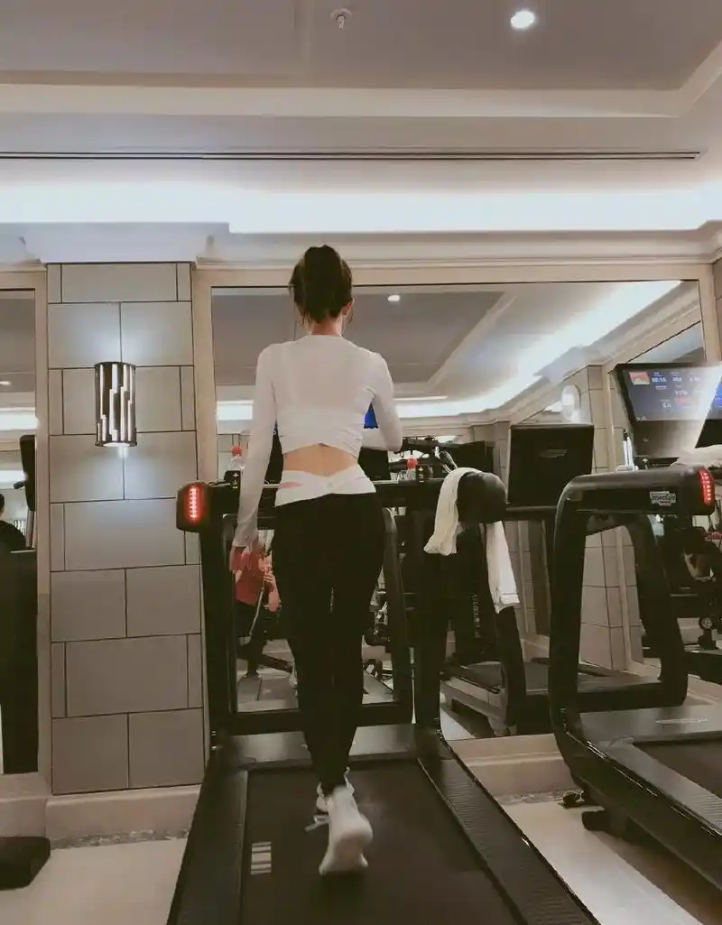 人鱼线女神秦岚健身多年练出漫画腰少女感十足