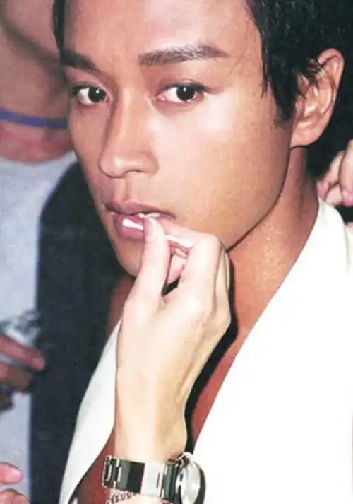 如何客观看待张国荣的长相?