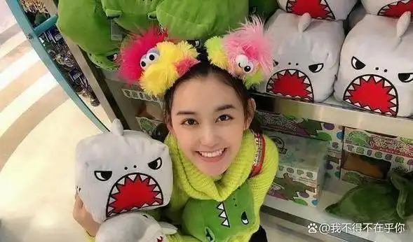 首先,我们提到的是童星蒋依依.