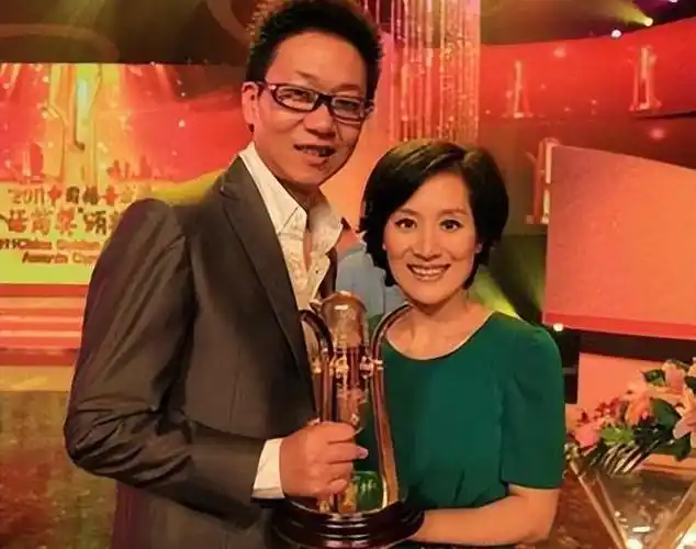 主持人林海,两任老婆都是同行,现在51岁生活十分幸福