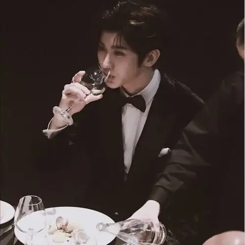 蔡徐坤一脸无助独自喝酒,看到同桌的其他人,网友:怪不得自己喝