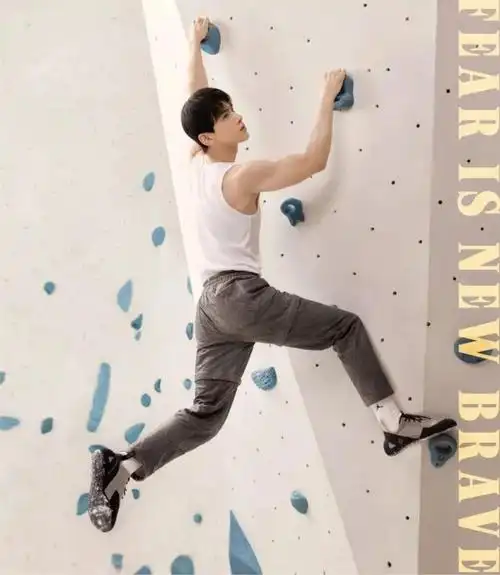 男菩萨白敬亭皮衣腹肌写真大片曝光,童颜巨臂肌肉少年,这也太顶了!