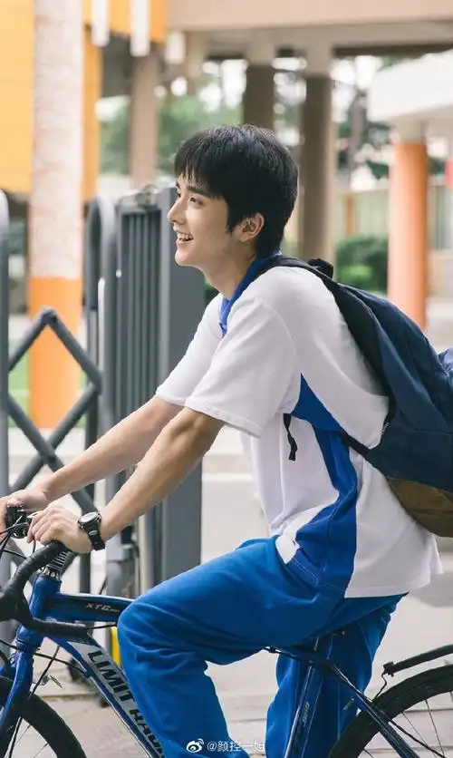 帅哥们穿校服的模样瞬间让人瞬间怀念校园时代,这谁能不早恋啊吴磊
