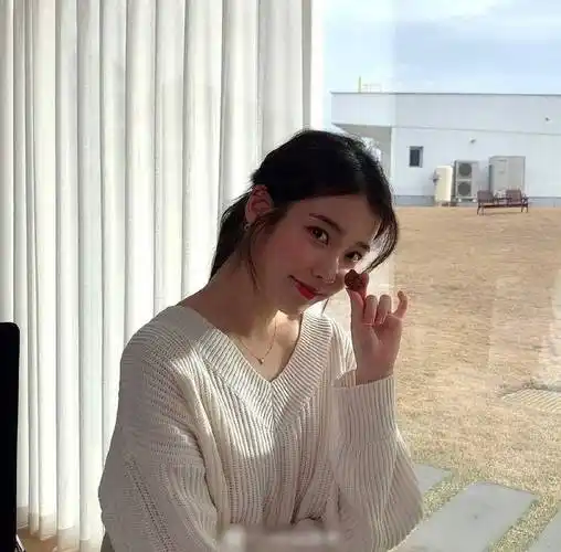 iu李知恩长相甜美被韩国人称为国民妹妹日常时尚穿搭显萌妹气质