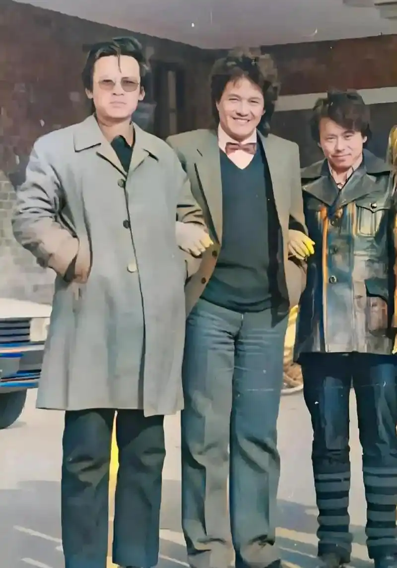 80年代,中间这位理着时髦发型,踩着皮鞋的男子成为了春晚舞台上的常青