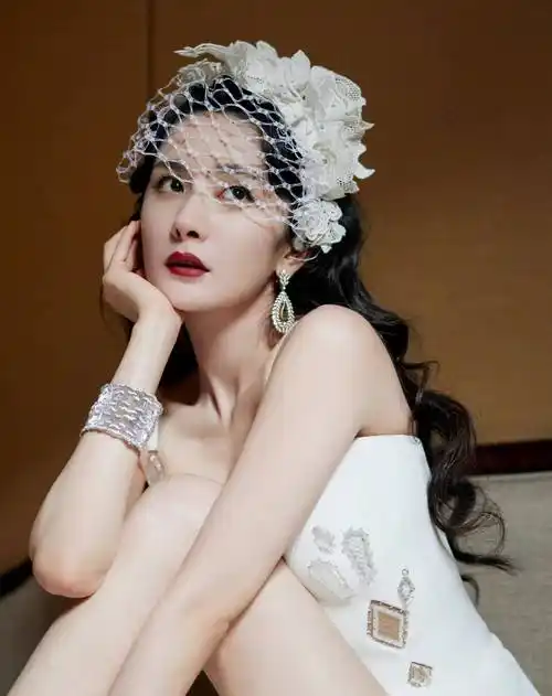 杨幂活动造型,白色深v长裙卷发红唇,花冠轻纱遮面,复古又明艳_镂空