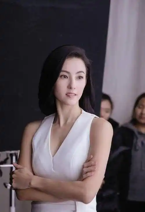 39岁张柏芝拍广告,一袭清雅白裙气质迷人,对镜头甜笑超养眼_整体_成长