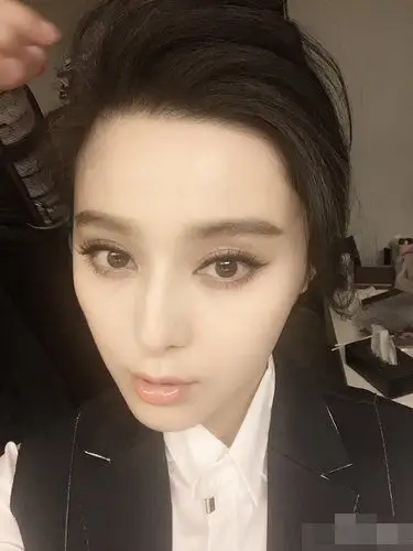 范冰冰晒美照庆粉丝破4000万 网友催结婚-搜狐娱乐