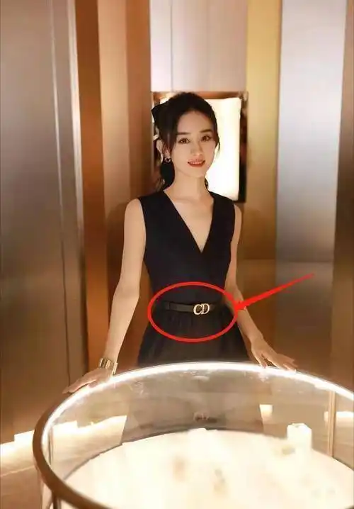 赵丽颖戴65万手镯参加商演,穿时尚裙还束腰,我被她近况的腰围迷了眼