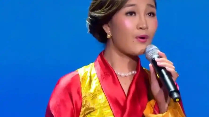 刀郎被逼退乐坛降央卓玛即使挺着孕肚也要唱完此歌开口太扎心