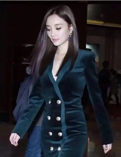 李小璐一套西装裹身胆子真不小网友们说她有什么不敢的