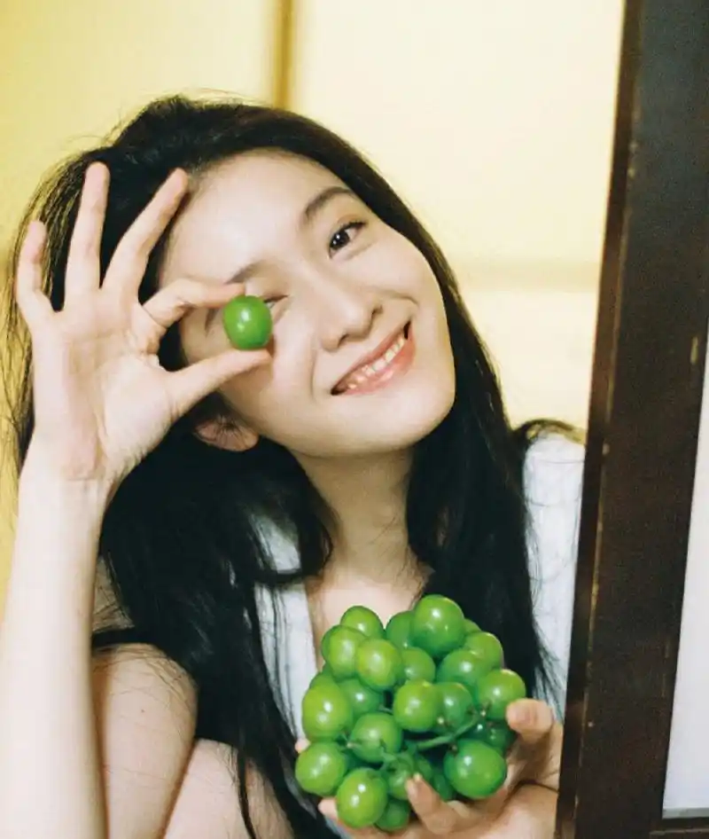 张雪迎捧着绿葡萄出镜清新感十足,夏日阳光少女的气息扑面而来,白净