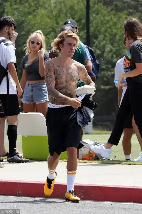 美国,贾斯汀-比伯(justin bieber)现身球场踢足球,结束后脱掉上衣张开