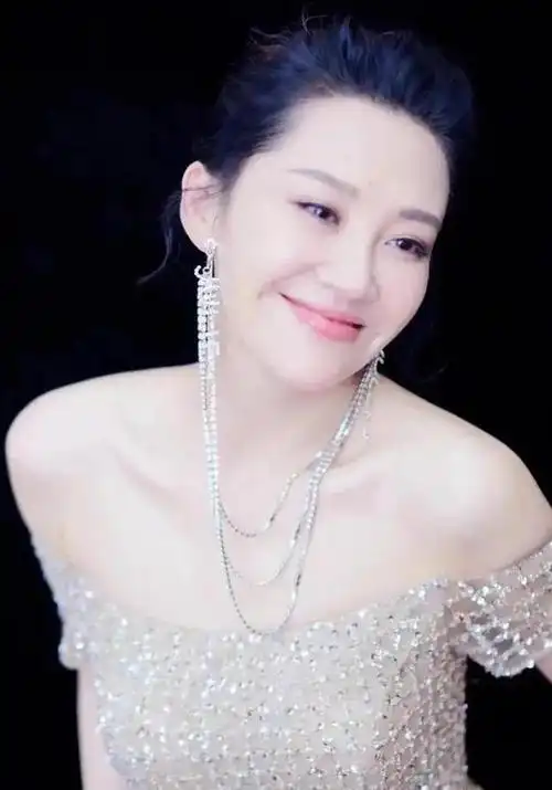 许晴出身名门,演艺生涯丰富,因性格和感情观备受争议