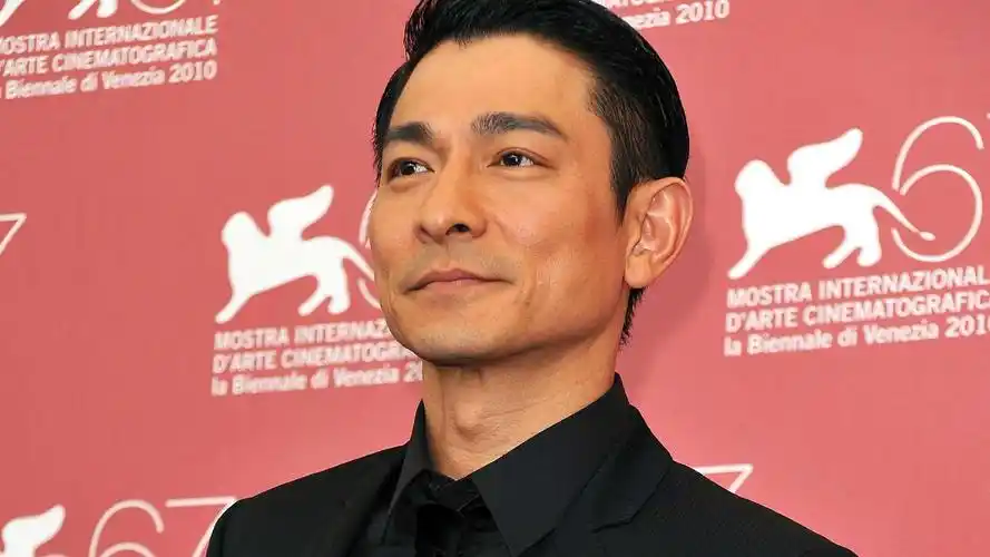 刘德华扎丸子头帅气逼人,年近六旬的他被网友调侃重回青年时代!