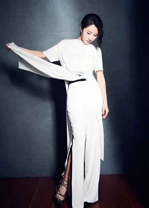 女演员李念性感优雅迷人时尚写真