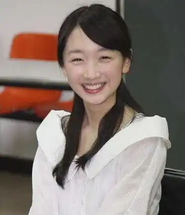 我上大学的时候看周冬雨演的《山楂树之恋》,她好清纯啊!