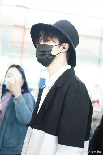 朱正廷戴圆帽眉宇间尽显帅气 一身黑白潮搭复古又时髦