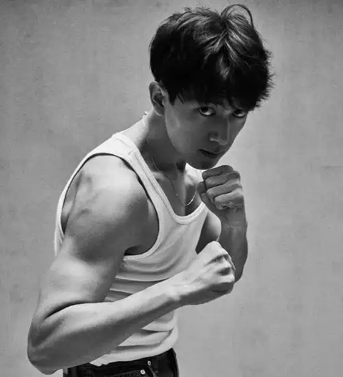 王俊凯手臂线条好绝 来一波男明星肌肉大赏