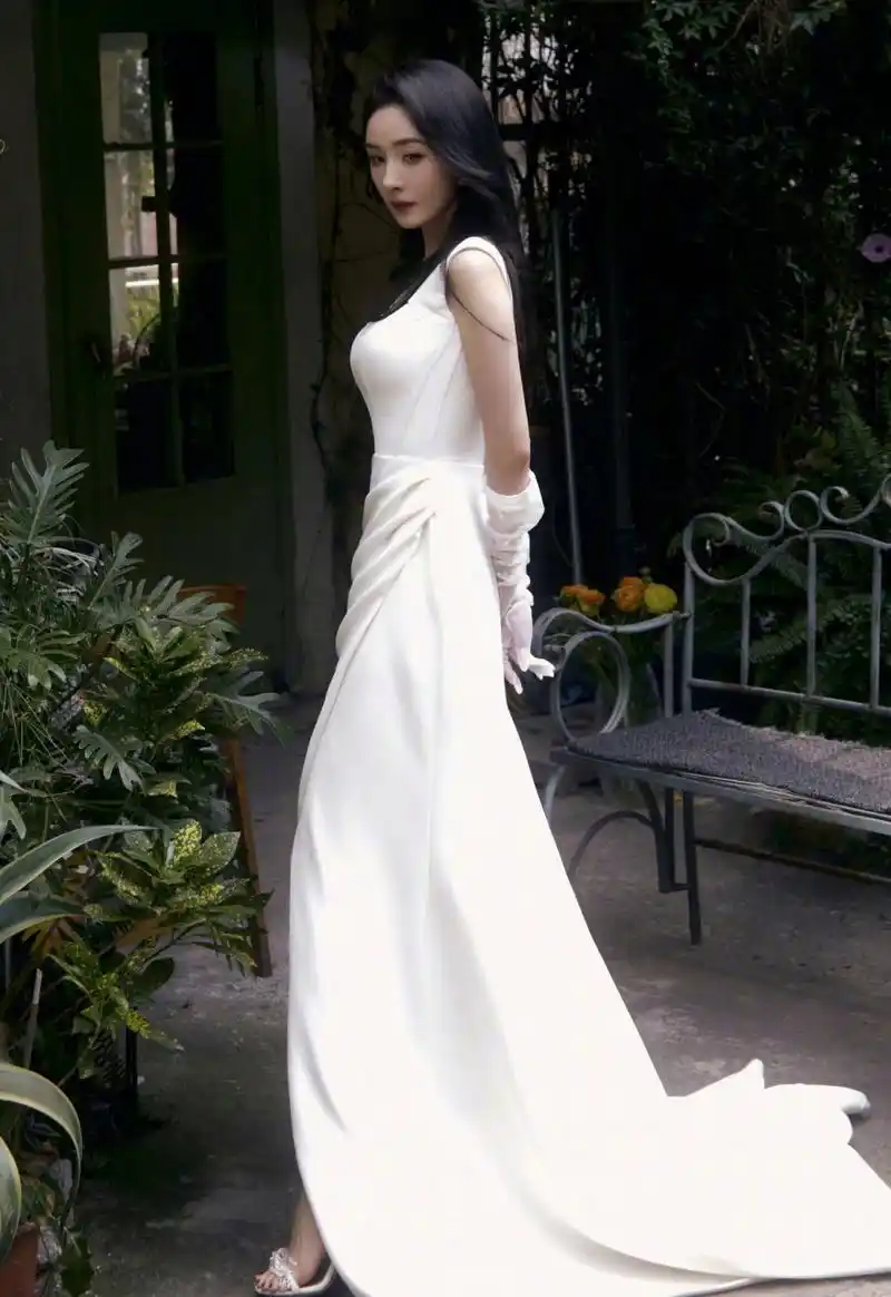 杨幂,白色高开叉礼裙搭配手套,美得好高级呀!