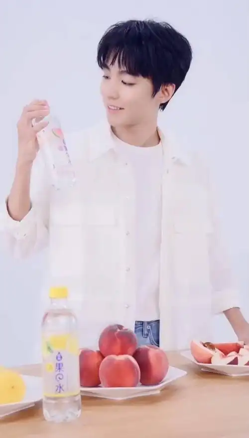 王俊凯上线分享新鲜纯悦广告 和凯boss一起从今天起好好喝水