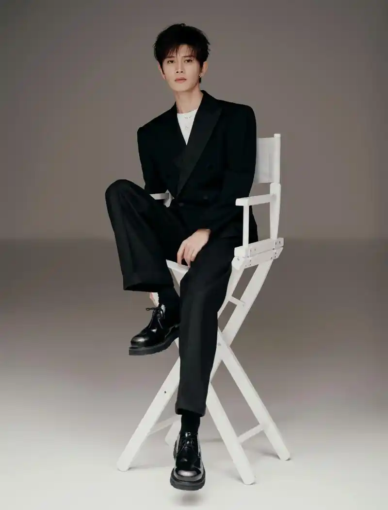 任嘉伦与黑西装的适配度是真高,翩翩贵公子即视感,下颚线绝了!