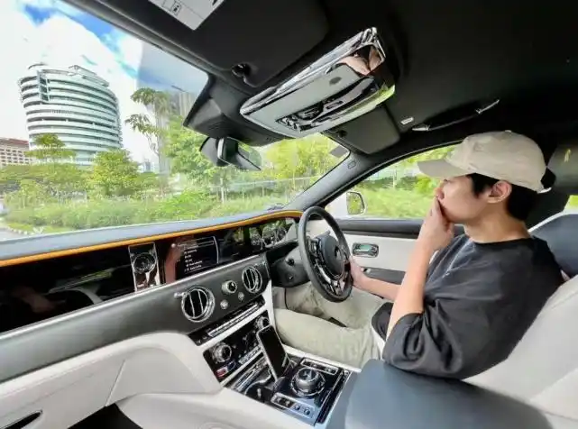 小龙女吴卓林落魄街头领救济,房祖名晒豪车劳斯莱斯