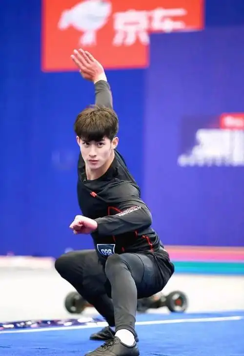 武汉体院男生张峰进演艺圈,肌肉身材没藏住了