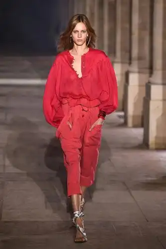 新华社/法新10月1日,模特在法国巴黎时装周上展示isabel marant品牌