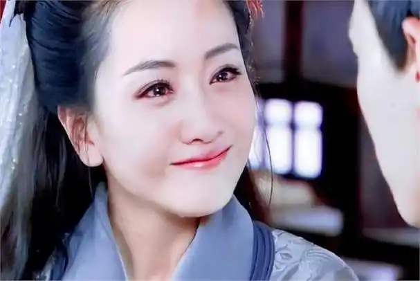 43岁杨蓉现状,穿多巴胺录节目梳满头小辫像30岁,一直演配角可惜