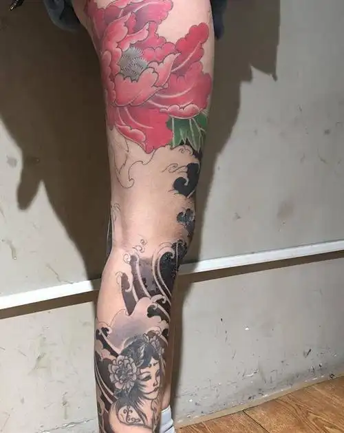 老传统纹身图案tag标签:纹身师:邓江磊纹身店:磊刺青小腿荷花纹身图片