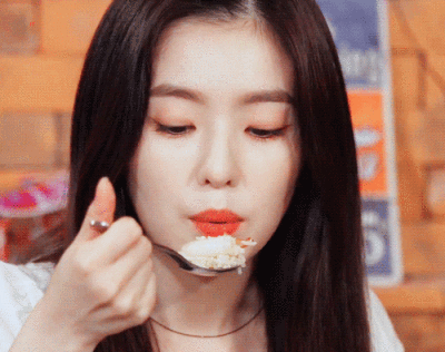 裴珠泫动图.抱图d.