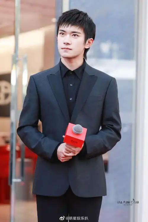 在忙新作品的准备#许久不见的易烊千玺又变帅了,西装革履,清爽的短发