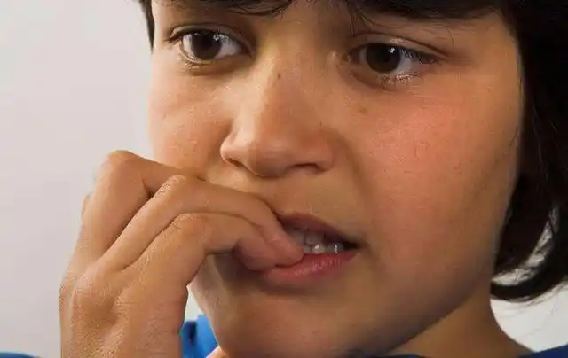 孩子咬指甲不一定是缺"维生素",可能是因为"咬甲癖",别大意