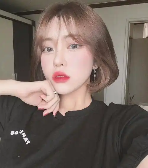 短发八字刘海让你做回清纯萌妹子